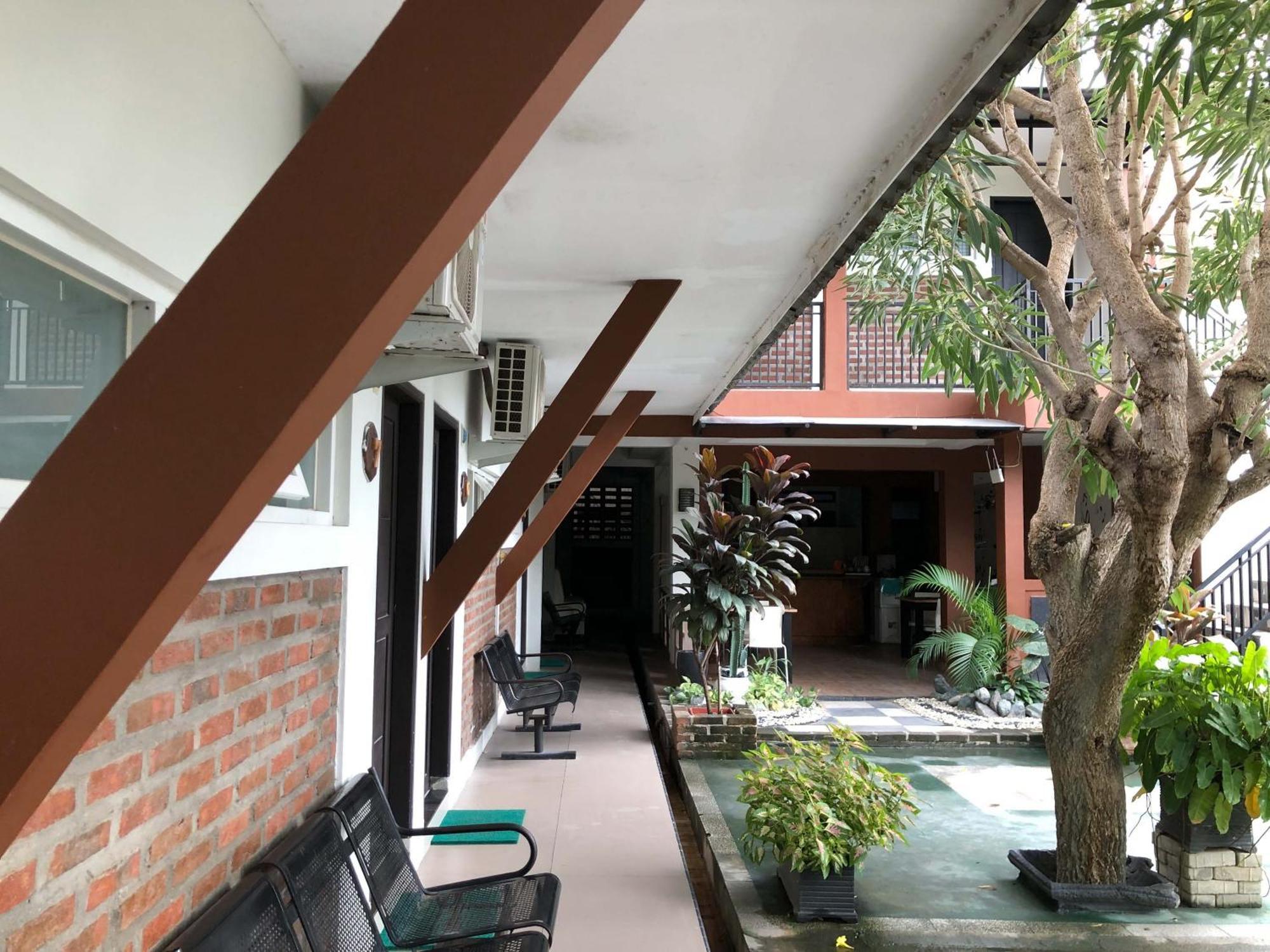 Reddooz Plus At Ininnawa Homestay Syariah Palu Exterior photo